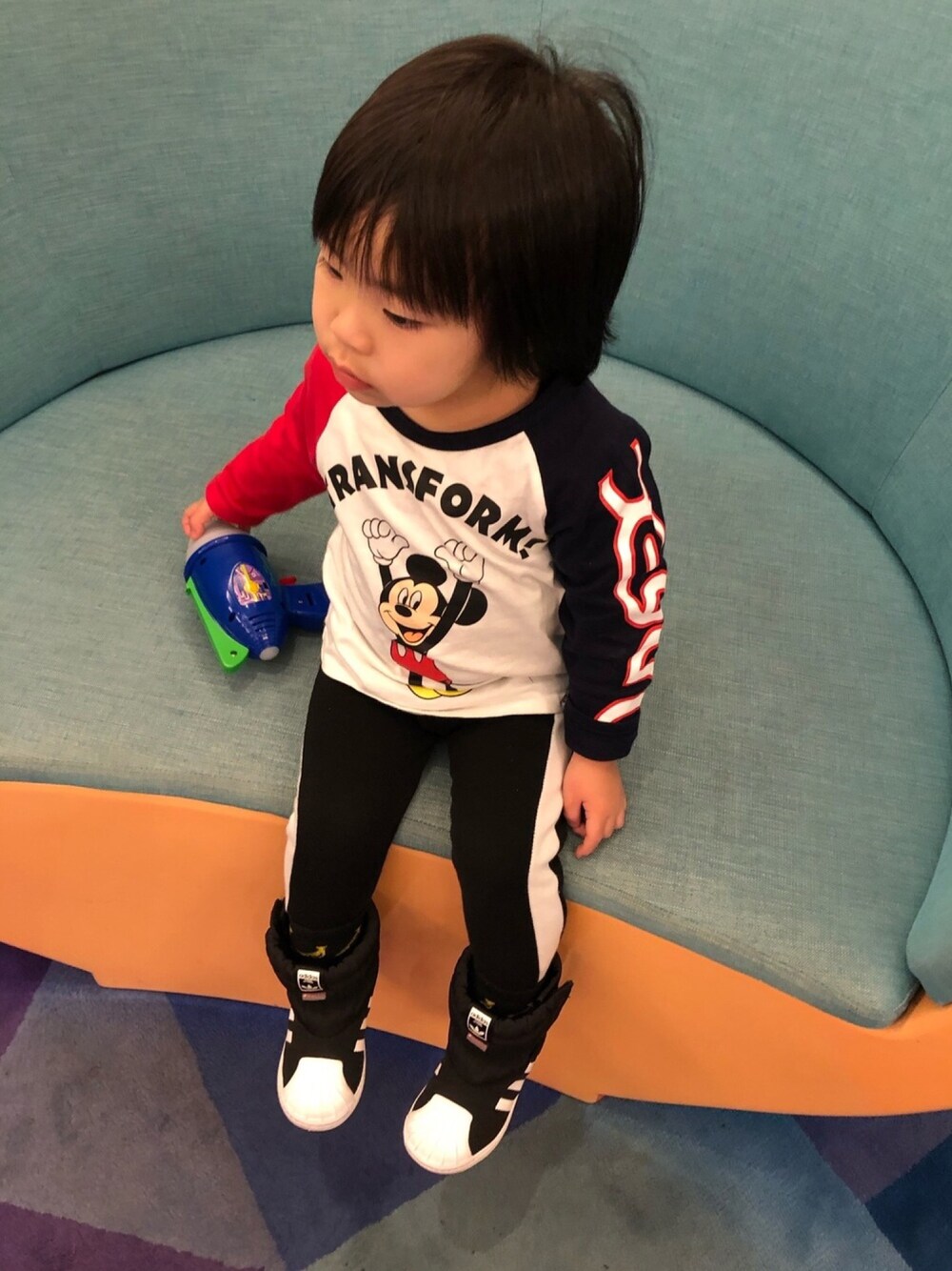 「キッズファッション、ブーツ、おとこのこ、2歳、ディズニーランド、ミッキー」｜「X-girl Stagesのアイテム（Tシャツ/カットソー、ホワイト系）」を使った、hikariさん（キッズ・90cm）の冬コーディネートの1枚目の写真