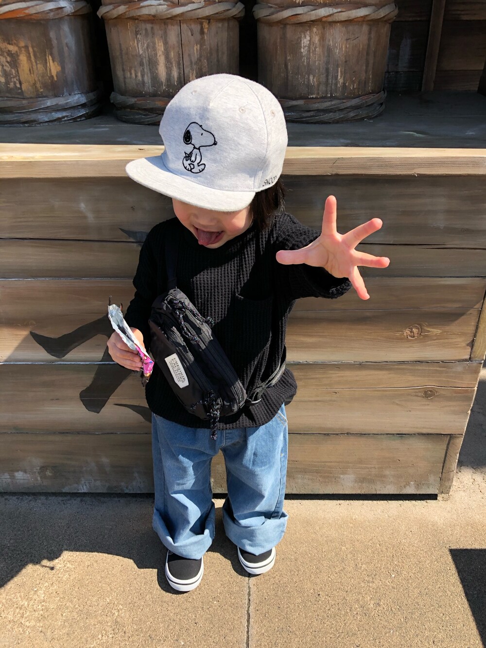 「キッズコーデ、男の子、3歳、男の子コーデ、ワッフル、ワイドパンツ、春コーデ、バンズ、スヌーピー」｜「CIAOPANIC TYPYのアイテム（Tシャツ/カットソー、ブラック系）」を使った、hikariさん（キッズ・90cm）の春コーディネートの1枚目の写真