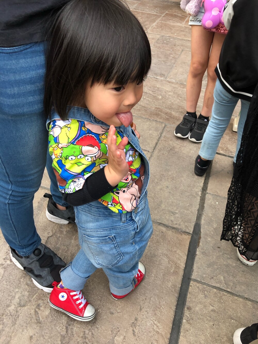 「キッズファッション、カジュアルコーデ、ＧＷ、男の子、3歳、converse、おしゃれさんと繋がりたい、ラクチンコーデ」｜「H&Mのアイテム（サロペット/オーバーオール、ブルー系）」を使った、hikariさん（キッズ・90cm）の春コーディネートの1枚目の写真