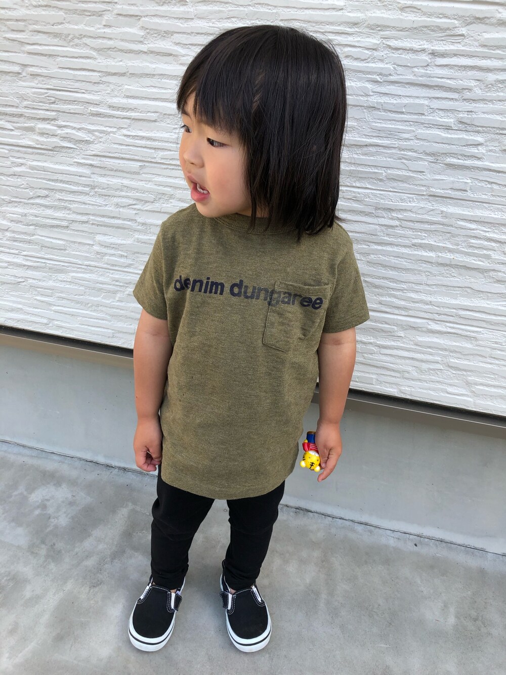 「シンプルコーデ、おしゃれさんと繋がりたい、男の子、ユニクロ、夏、カーキ、デニムダンガリー、3歳、バンズ」｜「DENIM DUNGAREEのアイテム（Tシャツ/カットソー、グリーン系）」を使った、hikariさん（キッズ・90cm）の春コーディネートの1枚目の写真
