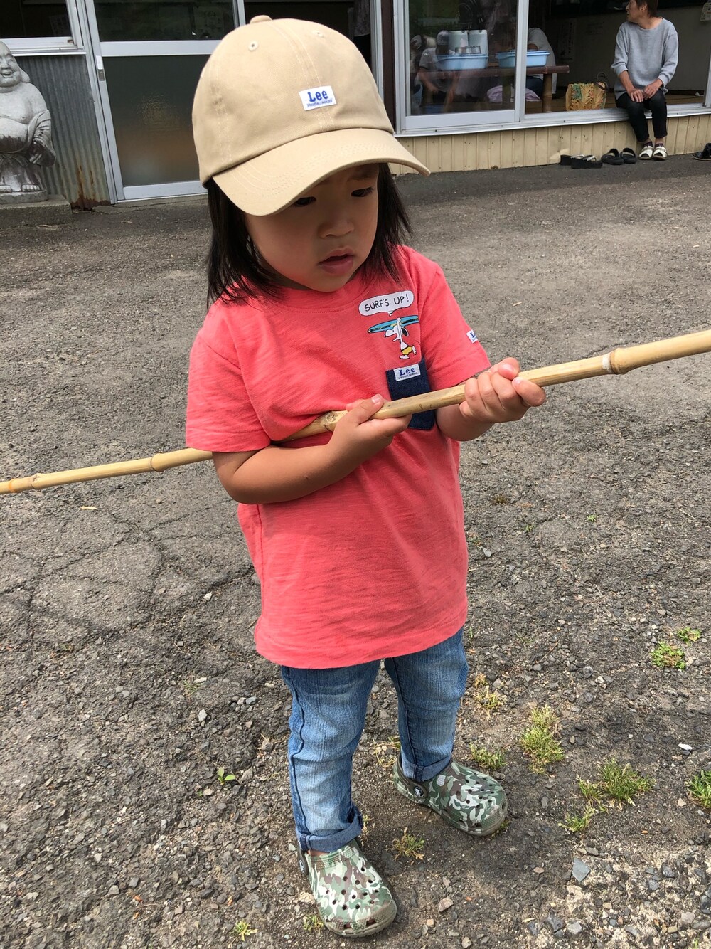 「カジュアルコーデ、休日スタイル、おしゃれさんと繋がりたい、kids、男の子コーデ、3歳、スヌーピー、クロックス」｜「StompStampのアイテム（Tシャツ/カットソー、レッド系）」を使った、hikariさん（キッズ・90cm）の夏コーディネートの1枚目の写真