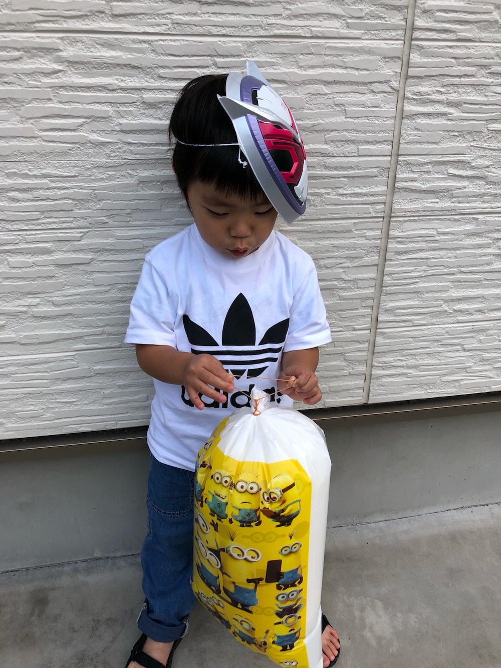 「夏だ！Tシャツ着よう！、シンプル、男の子コーデ、男の子、3歳、アディダス、テバ、夏コーデ、キッズコーデ」｜「StompStampのアイテム（Tシャツ/カットソー、ホワイト系）」を使った、hikariさん（キッズ・74cm）の夏コーディネートの1枚目の写真
