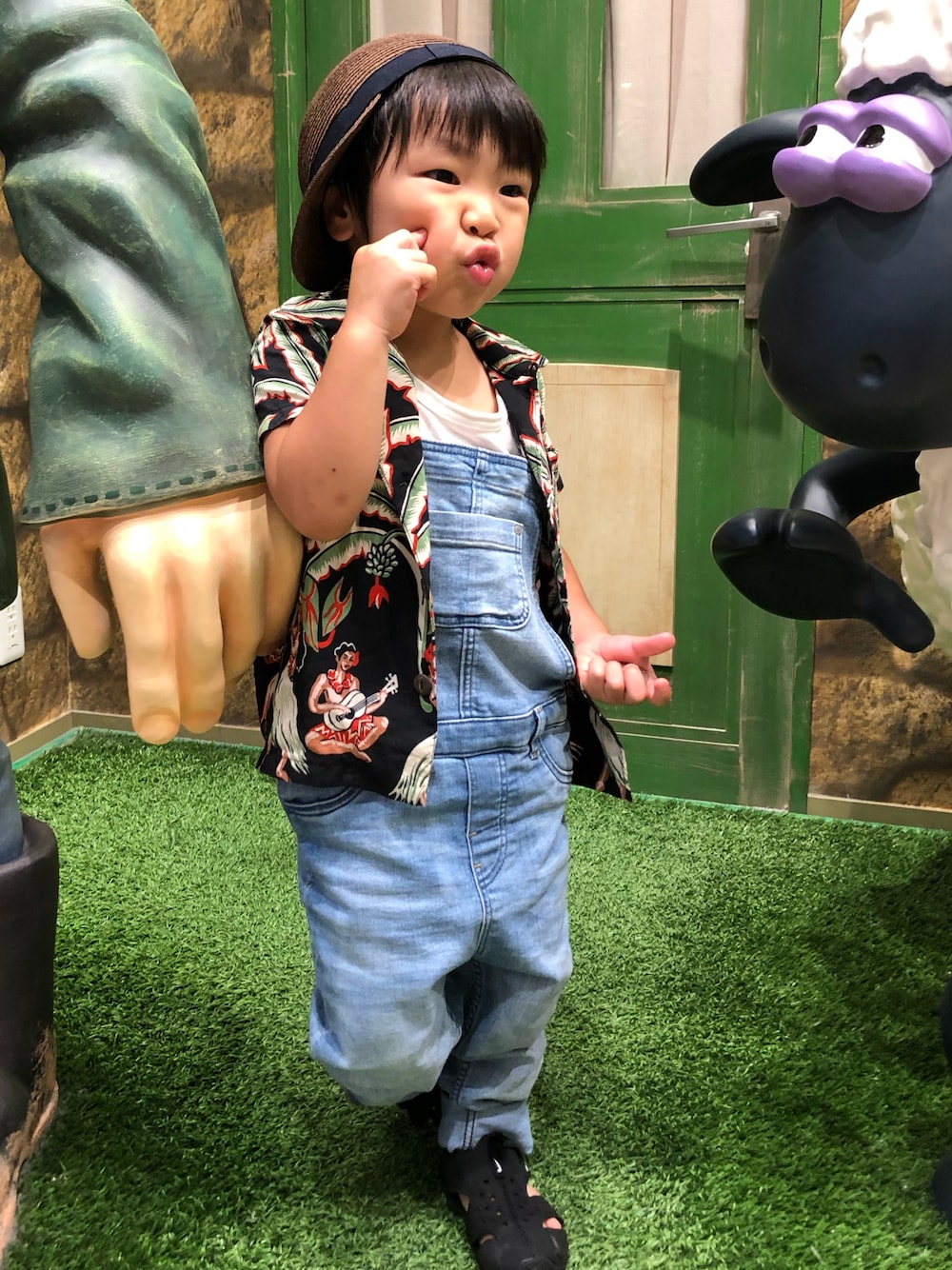 「男の子、キッズコーデ、夏休み、おしゃれさんと繋がりたい、アロハシャツ、3歳、ナイキ、男の子コーデ」｜「H&Mのアイテム（サロペット/オーバーオール、ブルー系）」を使った、hikariさん（キッズ・90cm）の夏コーディネートの1枚目の写真