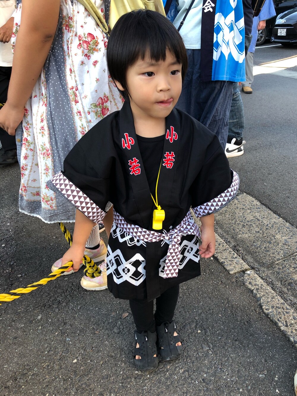 「おとこのこ、3歳、おまつり、キッズコーデ」｜「NIKEのNIKE/ﾅｲｷ ｻﾝﾚｲﾌﾟﾛﾃｸﾄ2TD ﾕﾆｾｯｸｽ（スニーカー、ブラック系）」を使った、hikariさん（キッズ・90cm）の秋コーディネートの1枚目の写真