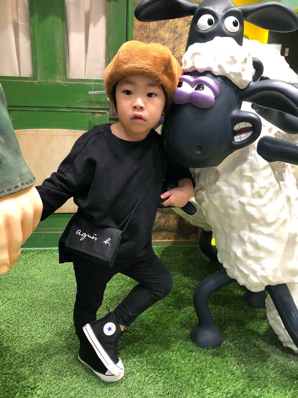 「おとこのこ、3歳、デビロック、コンバース、おしゃれさんと繋がりたい、ファー小物、ハイカットスニーカー、アニエスベー」｜「devirockのスリット入りミニ裏毛7分袖Tシャツ カットソー（Tシャツ/カットソー、ブラック系）」を使った、hikariさん（キッズ・90cm）の秋コーディネートの1枚目の写真