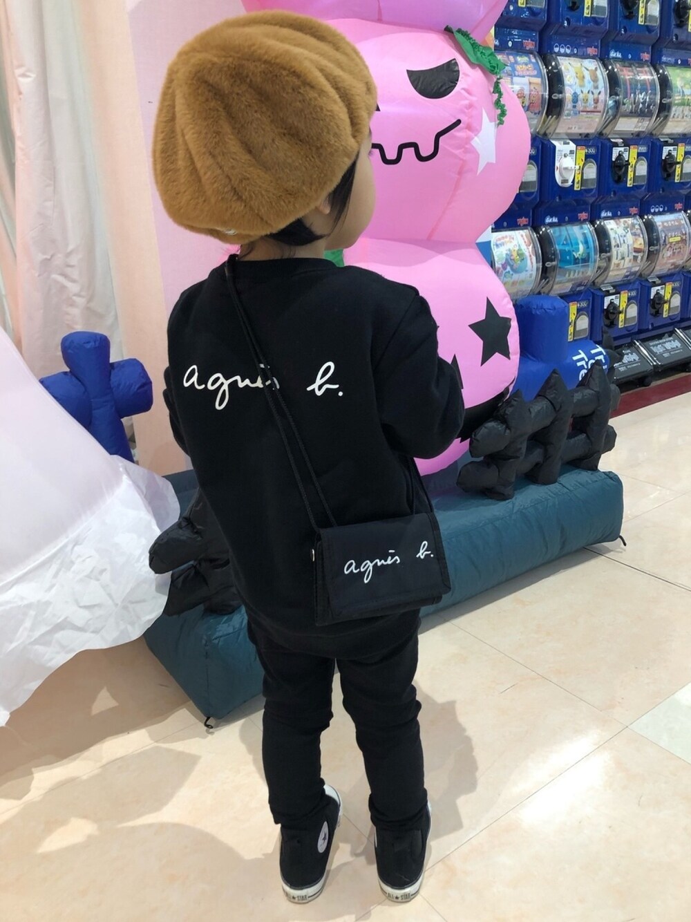「キッズファッション、秋コーデ、ブランシェス、ハイカットスニーカー、コンバース、アニエスベー、シンプル、ブラック、3歳、おとこのこ」｜「agnes b.のSCJ1 E SWEAT キッズ ロゴテープスウェット（スウェット、ブラック系）」を使った、hikariさん（キッズ・90cm）の秋コーディネートの1枚目の写真