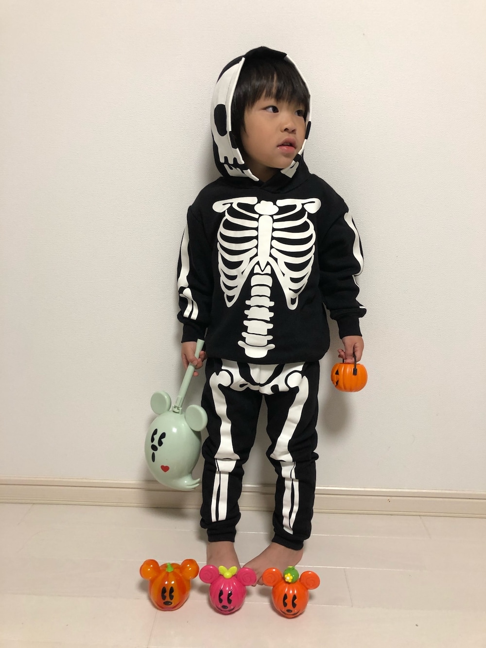 「wearhalloween2019、キッズファッション、3歳、おとこのこ、エイチアンドエム、ハロウィン、ガイコツ」｜「H&Mのアイテム（パーカー、ブラック系）」を使った、hikariさん（キッズ・90cm）の秋コーディネートの1枚目の写真