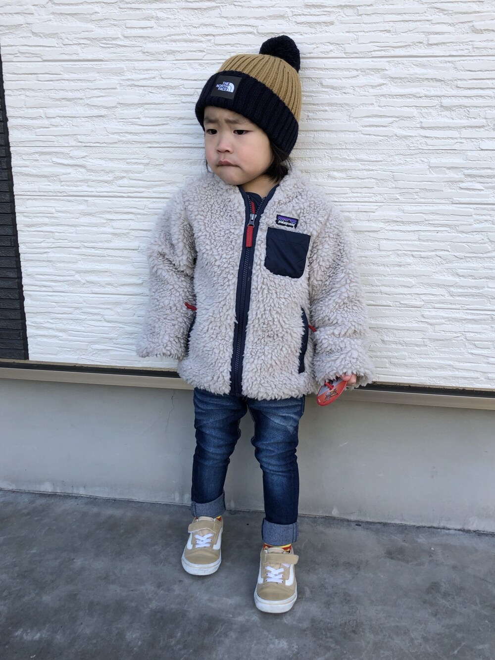 「キッズコーデ、カジュアルコーデ、おとこのこ、3歳、パタゴニア、バンズ、デニム、ノースフェイス」｜「patagoniaのアイテム（ノーカラージャケット、ホワイト系）」を使った、hikariさん（キッズ・90cm）の冬コーディネートの1枚目の写真
