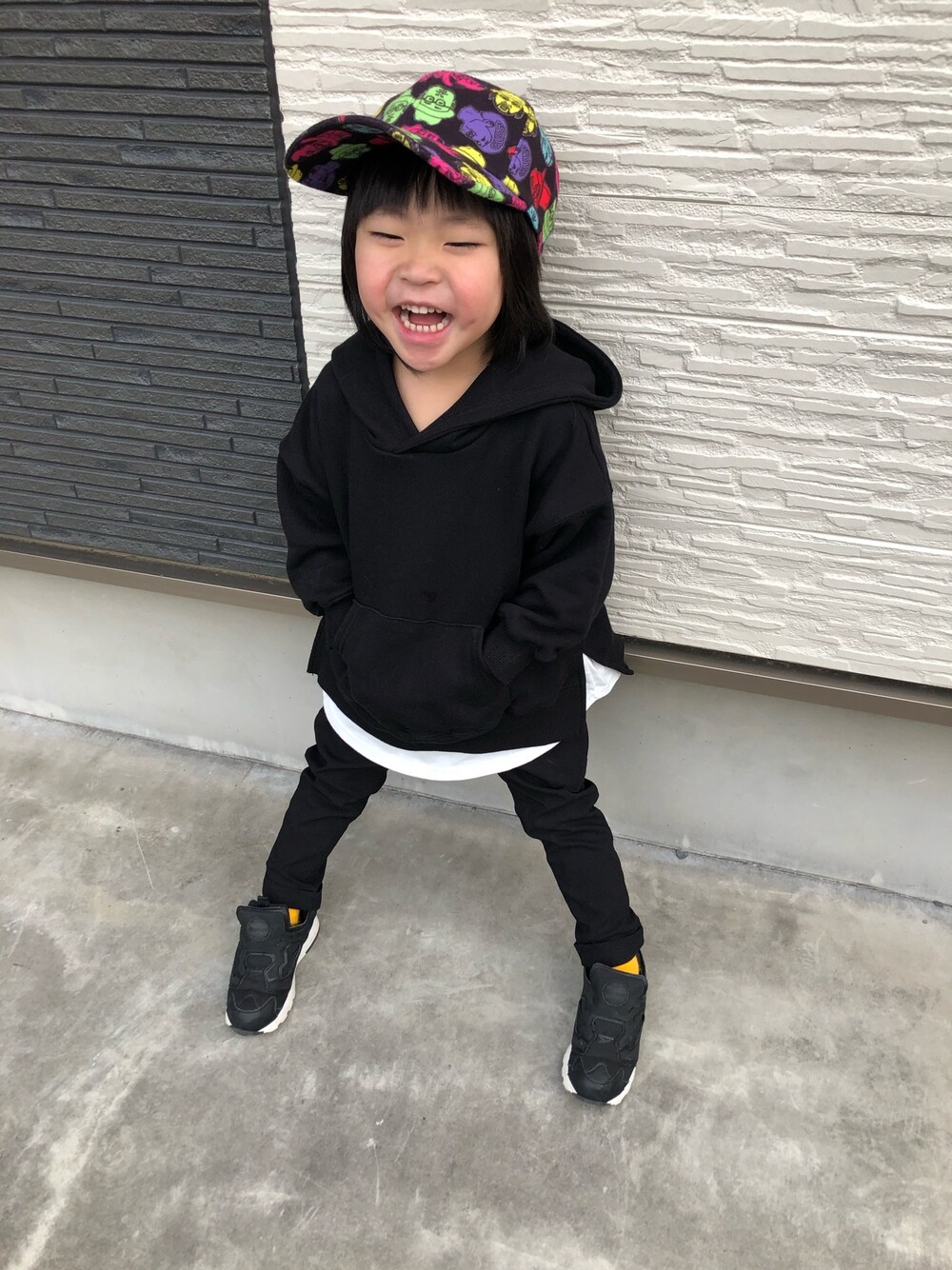 「男の子コーデ、キッズコーデ、プチプラコーデ、4歳、デビロック、ブラック、リーボック(Reebok)、カシラ」｜「devirockのスウェットレイヤード長袖プルパーカー（パーカー、ブラック系）」を使った、hikariさん（キッズ・90cm）の冬コーディネートの1枚目の写真