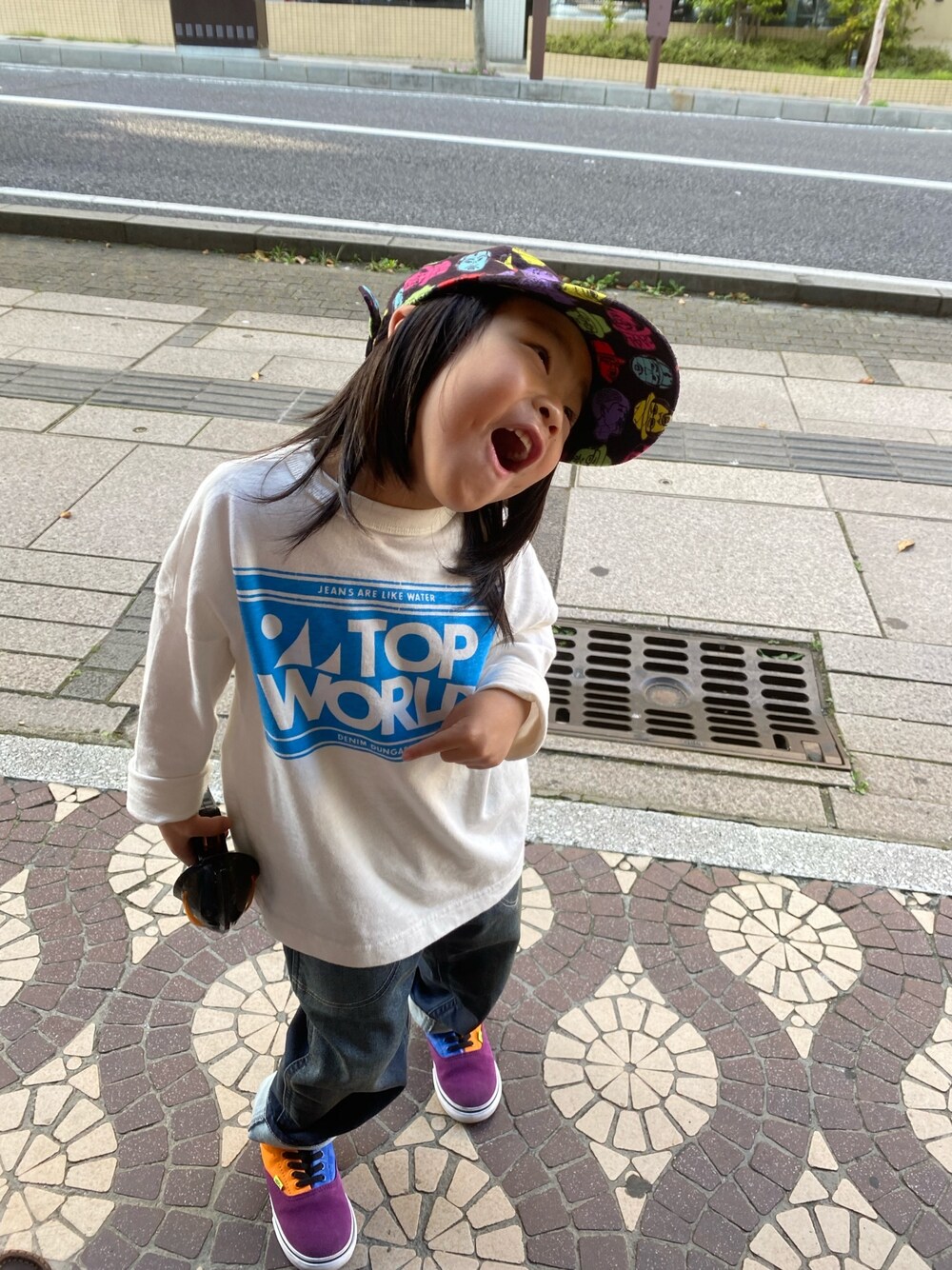 「キッズコーデ、カジュアル、キャップ、VANS、4歳、おとこのこ、デニムダンガリー、カシラ、秋コーデ」｜「DENIM DUNGAREEの天竺 マラソン スーベニア Tシャツ（Tシャツ/カットソー、ホワイト系）」を使った、hikariさん（キッズ・90cm）の秋コーディネートの1枚目の写真