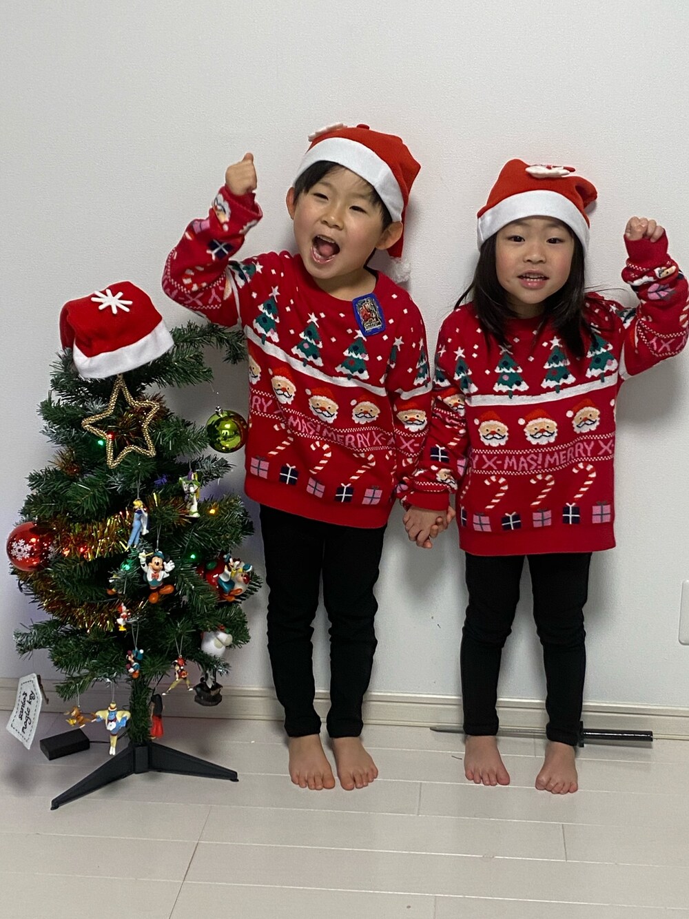 「クリスマス、キッズファッション、サンタクロース、赤、おとこのこ、おそろいコーデ、4歳、赤ニット、クリスマスツリー」｜「H&Mのアイテム（ニット/セーター、レッド系）」を使った、hikariさん（キッズ・100cm）の冬コーディネートの1枚目の写真