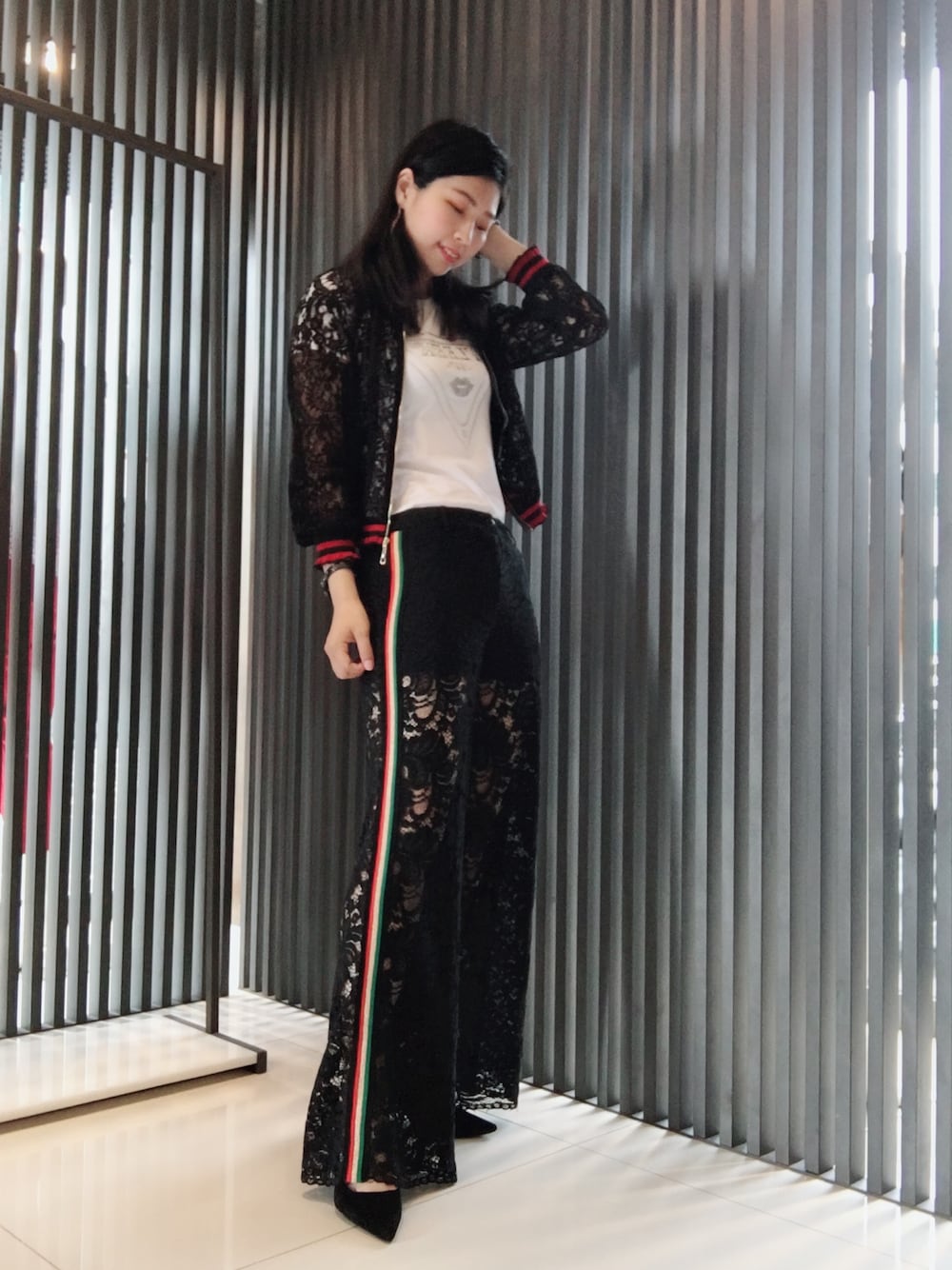 「MOMA巨城店、MoMA」｜「MOMAのアイテム（Tシャツ/カットソー、ホワイト系）」を使った、Ya Han Zhenさん（レディース・166cm）の夏コーディネートの1枚目の写真