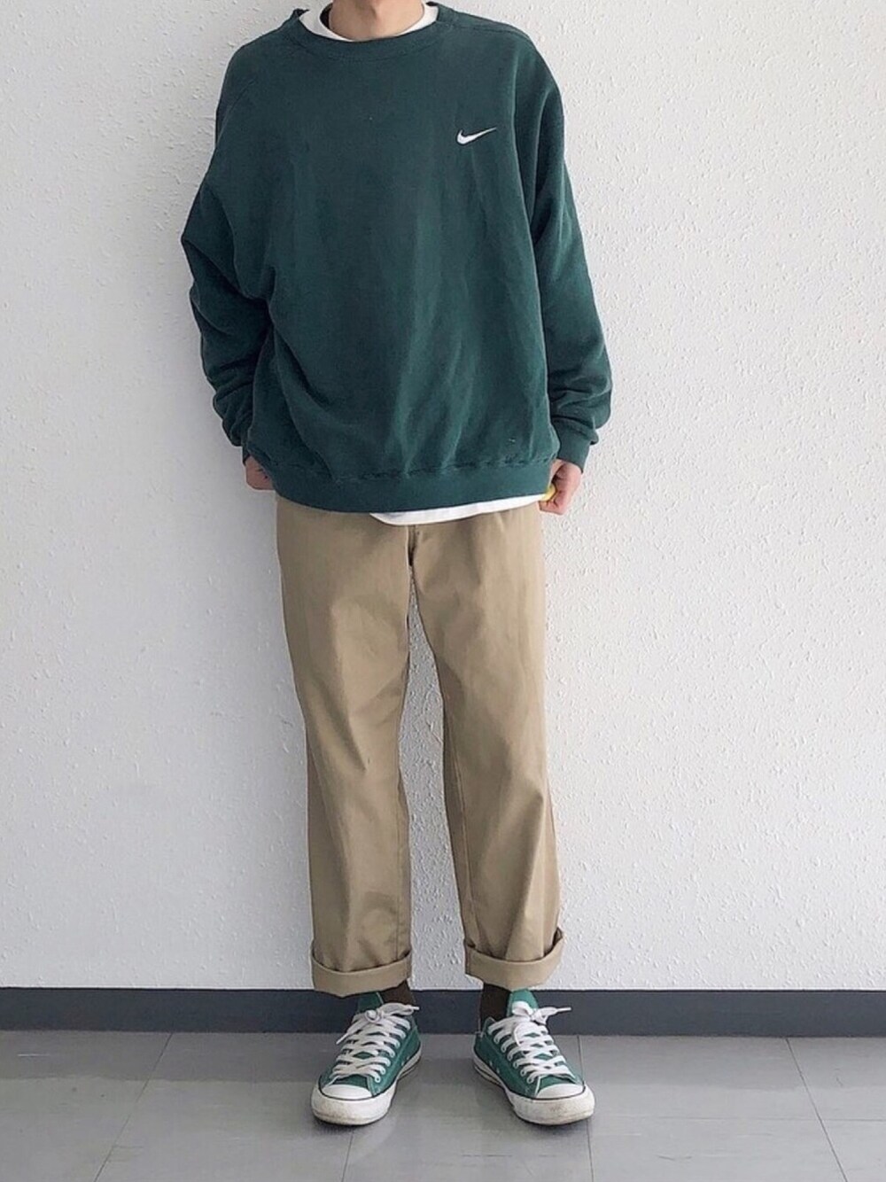「スウェット、ナイキ、NIKE、トレーナー、古着、古着MIX、ストリート、ワイドパンツ、カジュアルコーデ、部屋撮り」｜「NIKEの【ヴィンテージ古着】90's NIKE/ナイキ ロゴ クルーネックスウェット（スウェット、グリーン系）」を使った、ひよさん（メンズ・175cm）の春コーディネートの1枚目の写真
