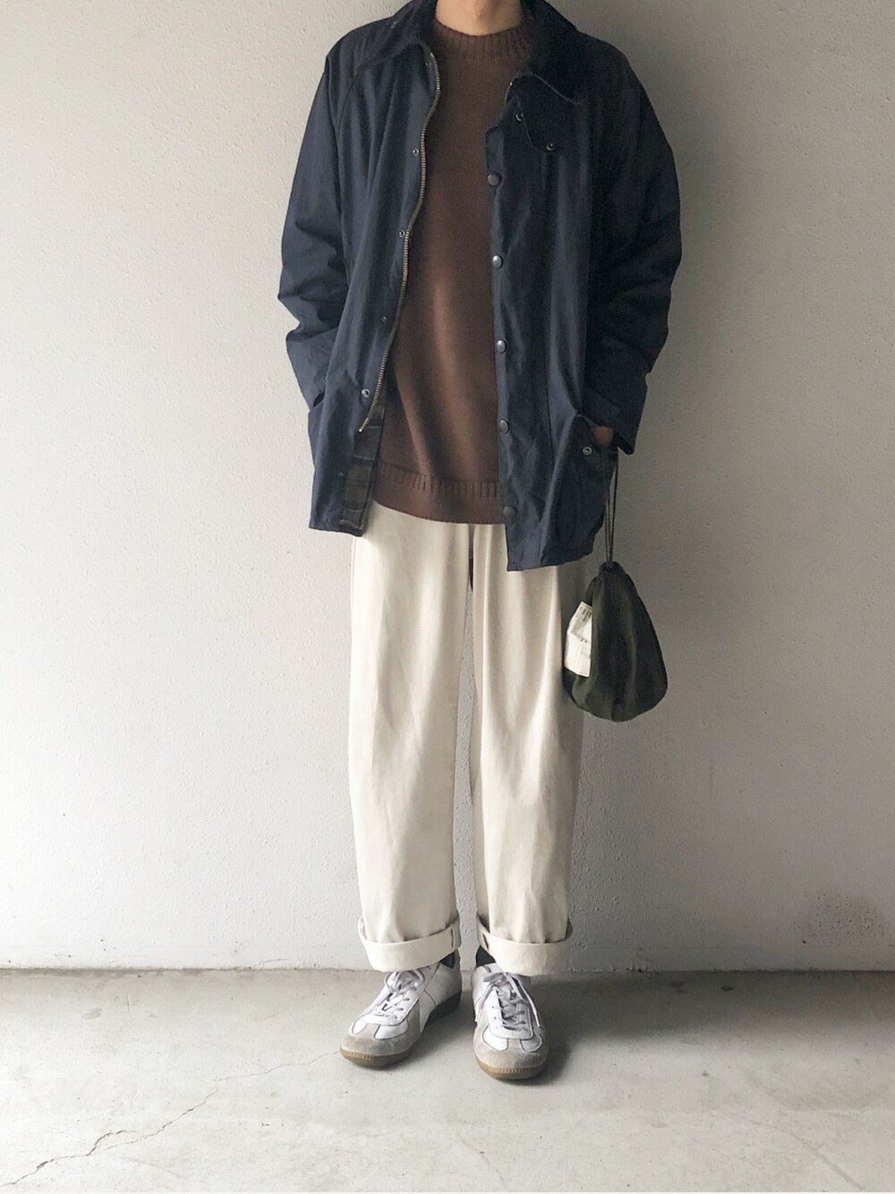 「ユニクロ、ニット、バブアー、白パンツ、ホワイトパンツ、ジャーマントレーナー、秋服」｜「UNIQLOのミラノリブクルーネックセーター（長袖）（ニット/セーター、ブラウン系）」を使った、ひよさん（メンズ・175cm）の秋コーディネートの1枚目の写真