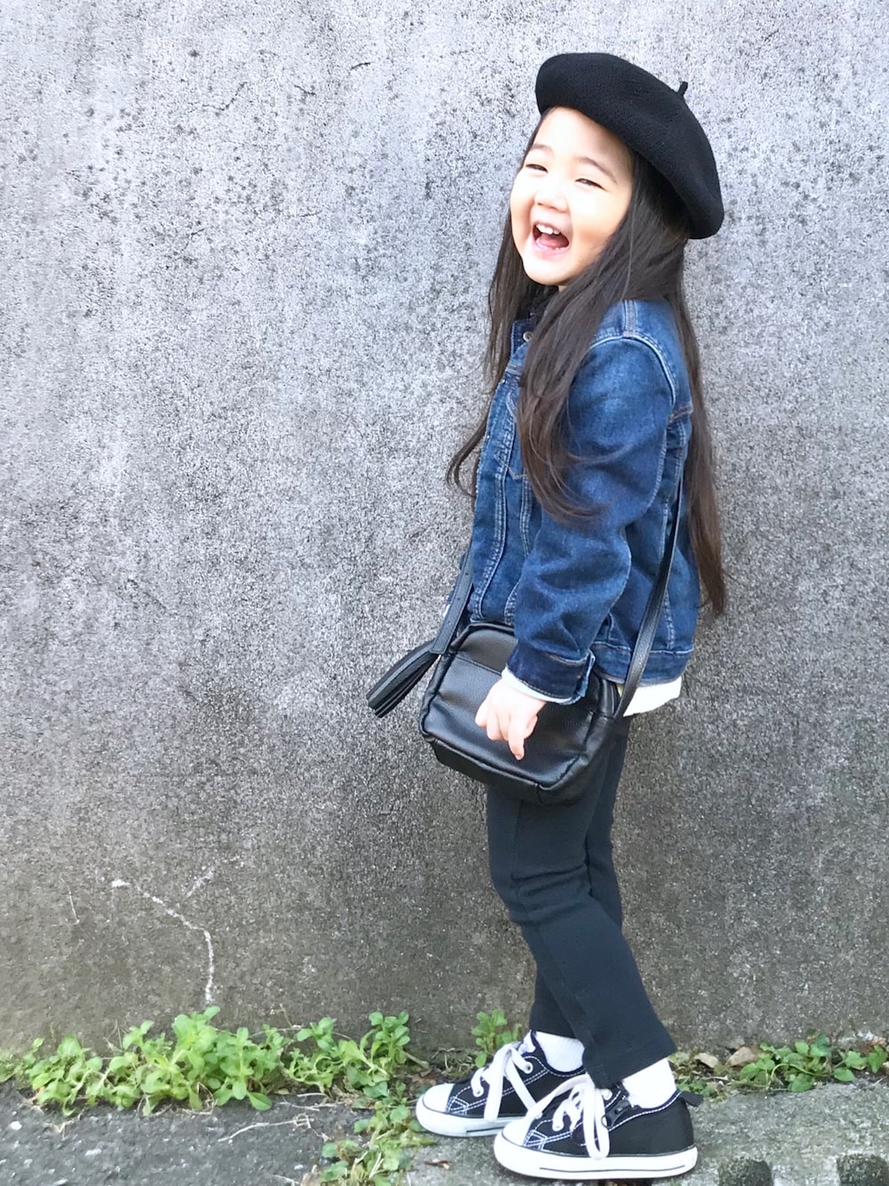 「ベレー帽、デニムジャケット、ケーブルニット、ストレッチパンツ、白ソックス、コンバース、ショルダーバッグ、ポシェット、チラ見せ、キッズコーデ」｜「B:MING by BEAMSのビーミング by ビームス / コットンサーモベレー帽＜KIDS＞（ハンチング/ベレー帽、ブラック系）」を使った、hanamenさん（キッズ・90cm）の冬コーディネートの1枚目の写真