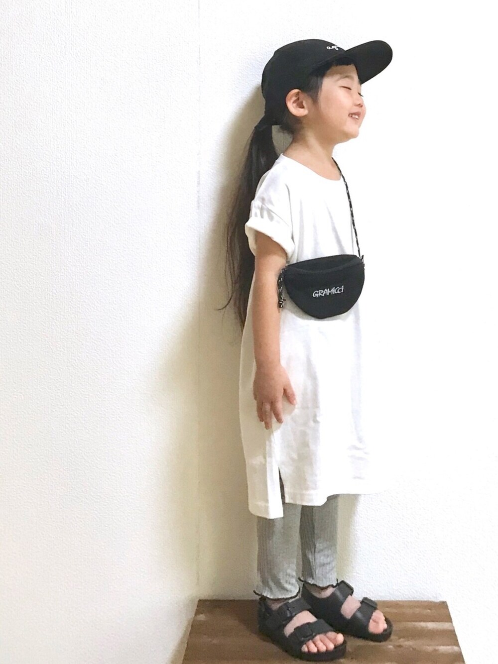 「キャップ、ワンピース、リブレギンス、サコッシュ、ビルケンシュトック、birkenstock、birkenstock2018ss、Milano、ミラノ、キッズサンダル」｜「agnes b.のGL11　E　CASQUETTE　（キャップ、ブラック系）」を使った、hanamenさん（キッズ・100cm）の夏コーディネートの1枚目の写真