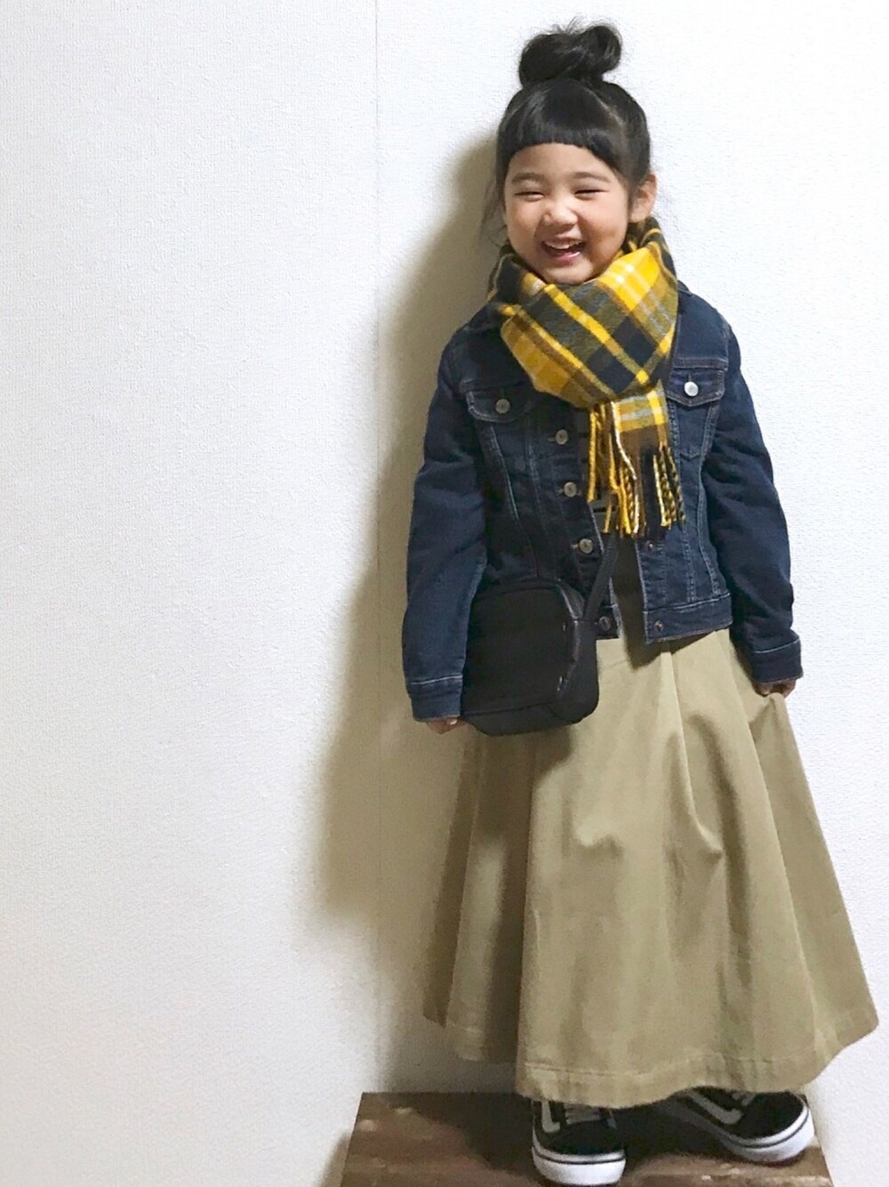 「デニムジャケット、Gジャン、ボーダートップス、チノスカート、ロングスカート、オールドスクール、ショルダーバッグ、ポシェット、チェックマフラー、マフラーぐるぐる」｜「GAPのGap スーパーソフト デニムジャケット（デニムジャケット、ブルー系）」を使った、hanamenさん（キッズ・100cm）の冬コーディネートの1枚目の写真