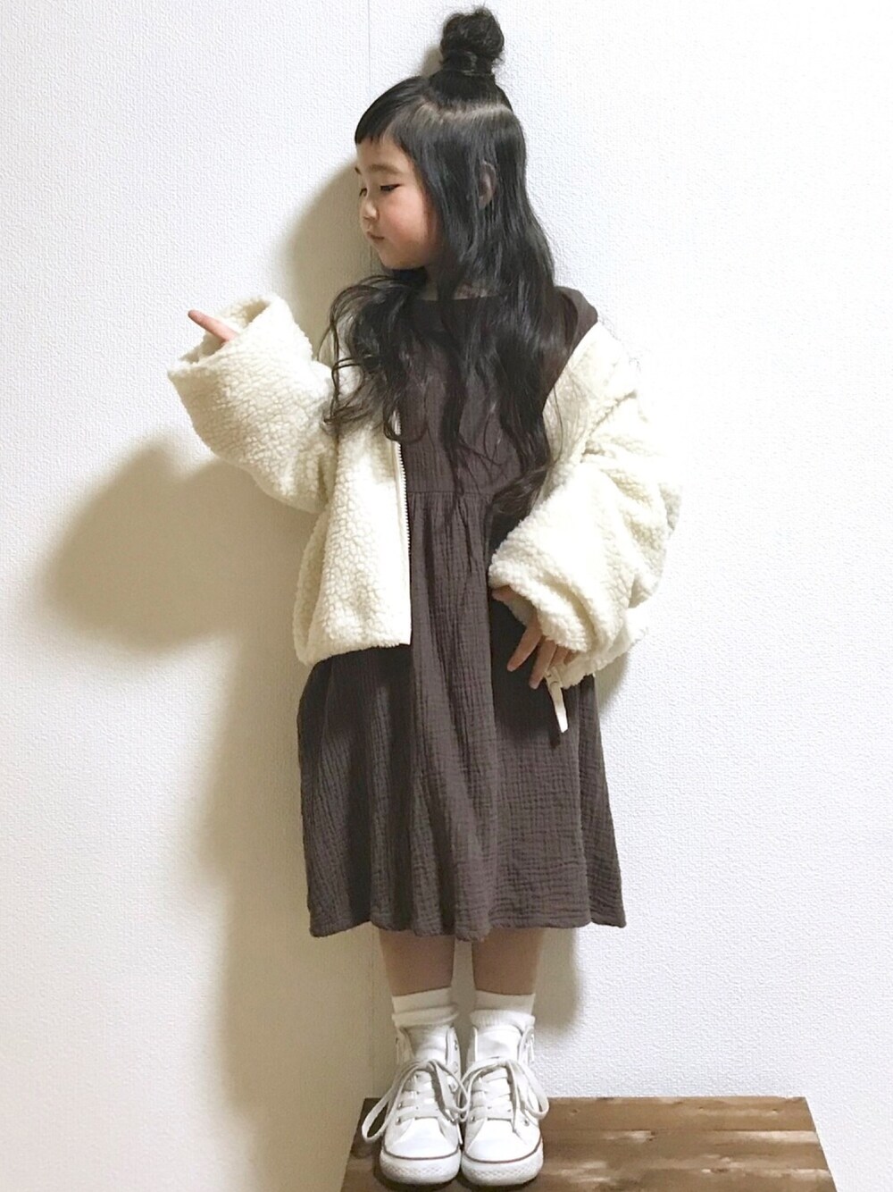 「ボアブルゾン、オーバーサイズ、ワンピース、ダブルガーゼ、コンバース、ブラウン×ホワイト、ナチュラル、女の子コーデ、シンプルコーデ、キッズコーデ」｜「GLOBAL WORKの【キッズ】ボアＺＩＰブルゾン/818399（その他アウター、ホワイト系）」を使った、hanamenさん（キッズ・100cm）の冬コーディネートの1枚目の写真