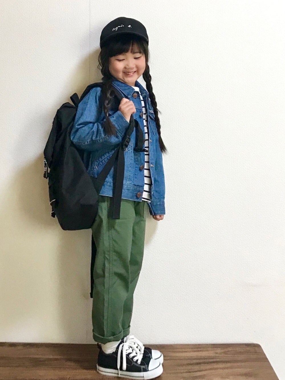 「キャップ、デニムジャケット、Gジャン、ボーダートップス、ベイカーパンツ、白ソックス、コンバース、黒リュック、カジュアルコーデ、冬アウター着回しチャレンジ」｜「agnes b.のGL11　E　CASQUETTE　（キャップ、ブラック系）」を使った、hanamenさん（キッズ・110cm）の冬コーディネートの1枚目の写真