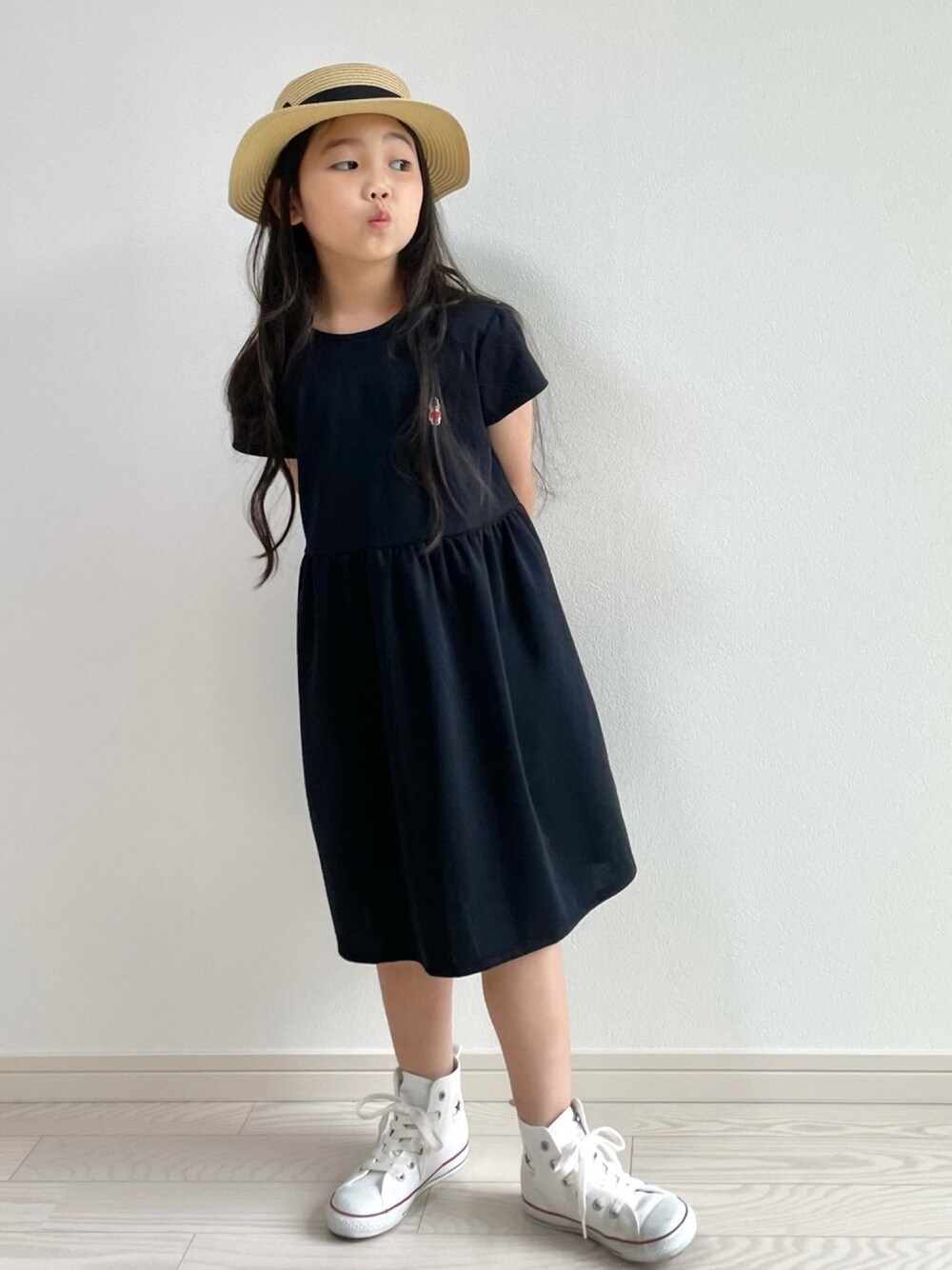 「ワンピース、MACKINTOSH PHILOSOPHY、マッキントッシュ フィロソフィー、バッキンガムベア、PR、カンカン帽、白スニーカー、ハイカットスニーカー、シンプルコーデ、これが私をアゲる服」｜「MACKINTOSH PHILOSOPHYの◆◆＜キッズ＞【BUCKINGHAM BEAR】ポンチワンピース（ワンピース、ブルー系）」を使った、hanamenさん（キッズ・110cm）の春コーディネートの1枚目の写真