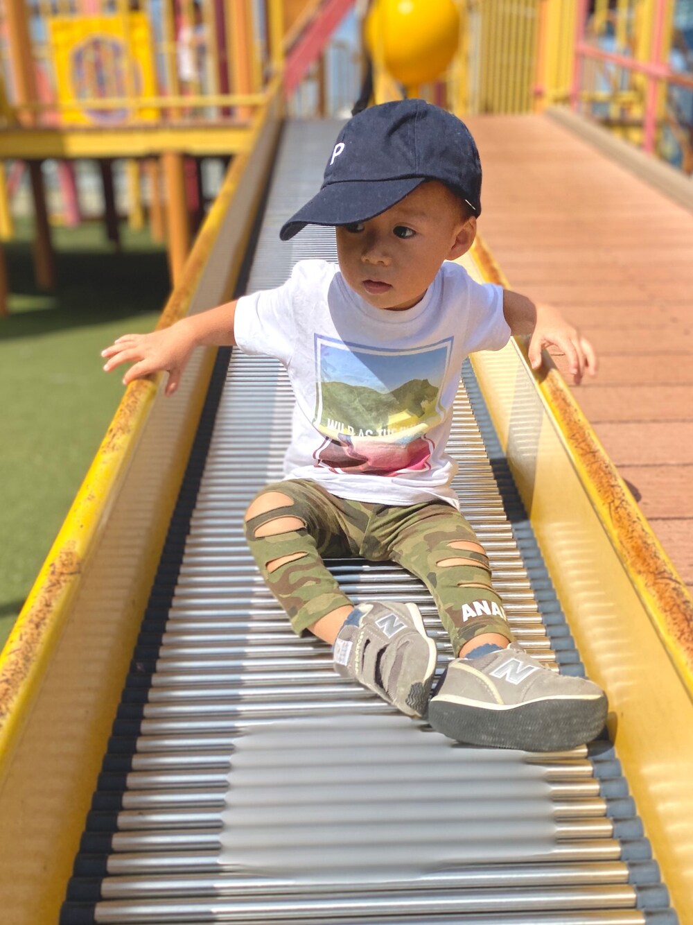 「公園、お洒落さんとつながりたい、シンプルコーデ」｜「H&Mのアイテム（Tシャツ/カットソー、ホワイト系）」を使った、ao6yuu9さん（キッズ・90cm）の秋コーディネートの1枚目の写真