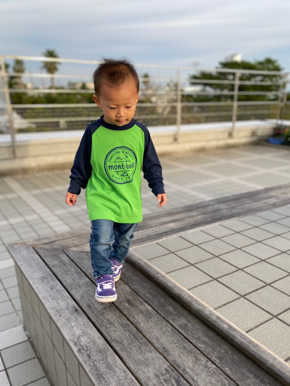 「カジュアルコーデ、秋服、デニムパンツ」｜「mont-bellのアイテム（トップス、グリーン系）」を使った、ao6yuu9さん（キッズ・90cm）の秋コーディネートの1枚目の写真