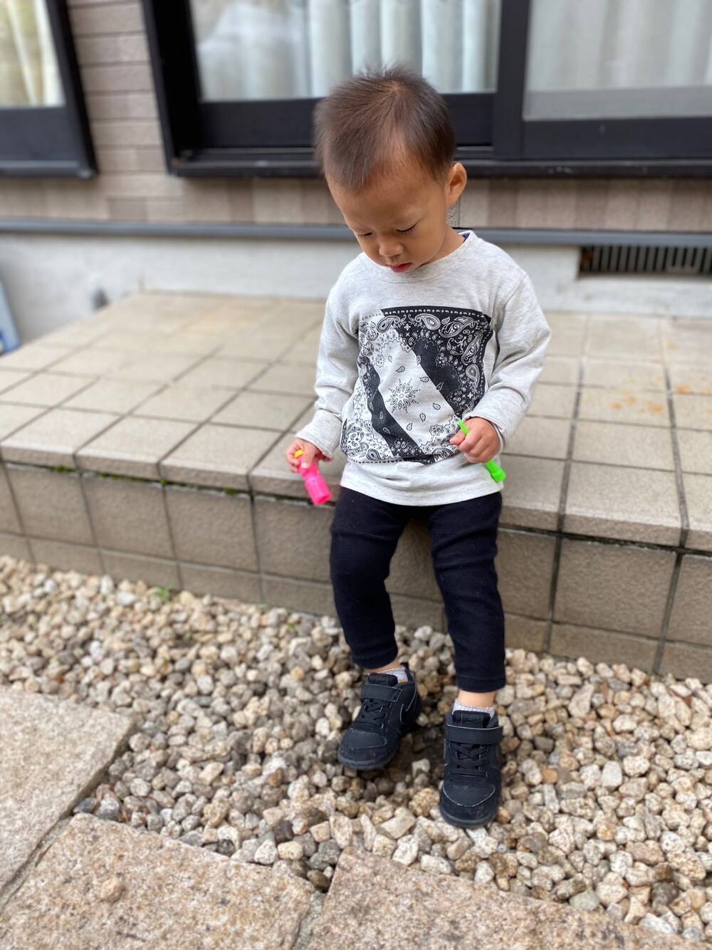 「プチプラコーデ、秋、シンプル、スニーカーコーデ、プチプラ」｜「Birthdayのアイテム（トップス、ホワイト系）」を使った、ao6yuu9さん（キッズ・90cm）の秋コーディネートの1枚目の写真