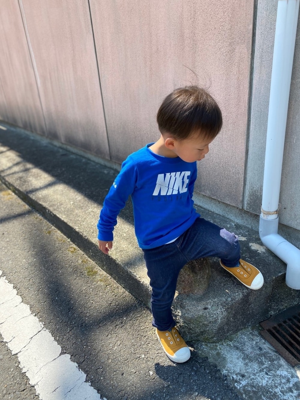 「キッズコーデ、春コーデ、男の子コーデ、プチプラコーデ、キッズファッション、おしゃれさんと繋がりたい」｜「NIKEのアイテム（Tシャツ/カットソー、ブルー系）」を使った、ao6yuu9さん（キッズ・90cm）の春コーディネートの1枚目の写真