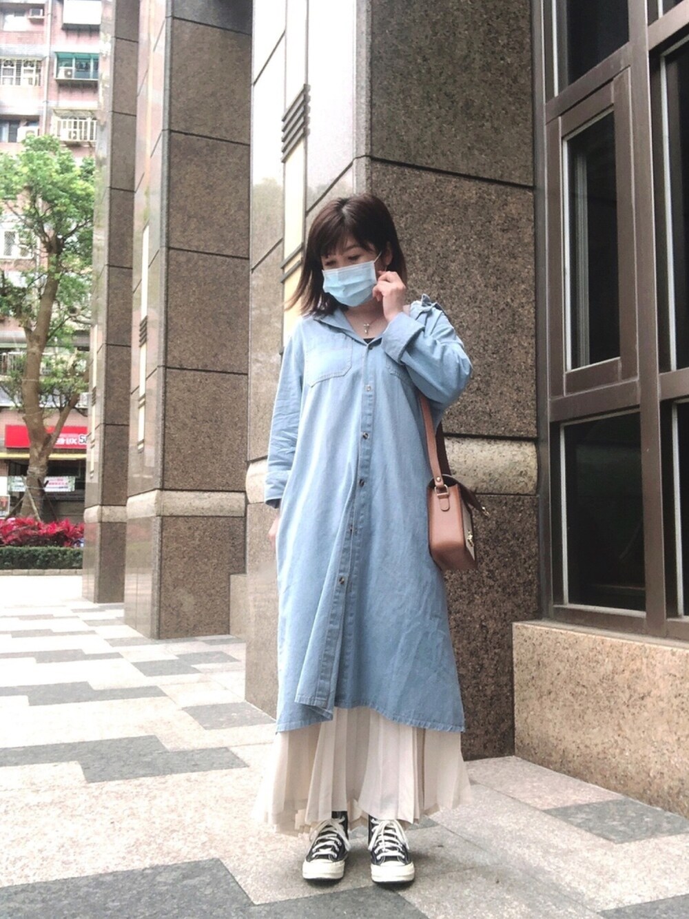 「小個子、小隻女、牛仔襯衫、牛仔外套、2020」｜「CELINEのアイテム（ショルダーバッグ、ベージュ系）」を使った、lily🇹🇼🇹🇼さん（レディース・151cm）の春コーディネートの1枚目の写真