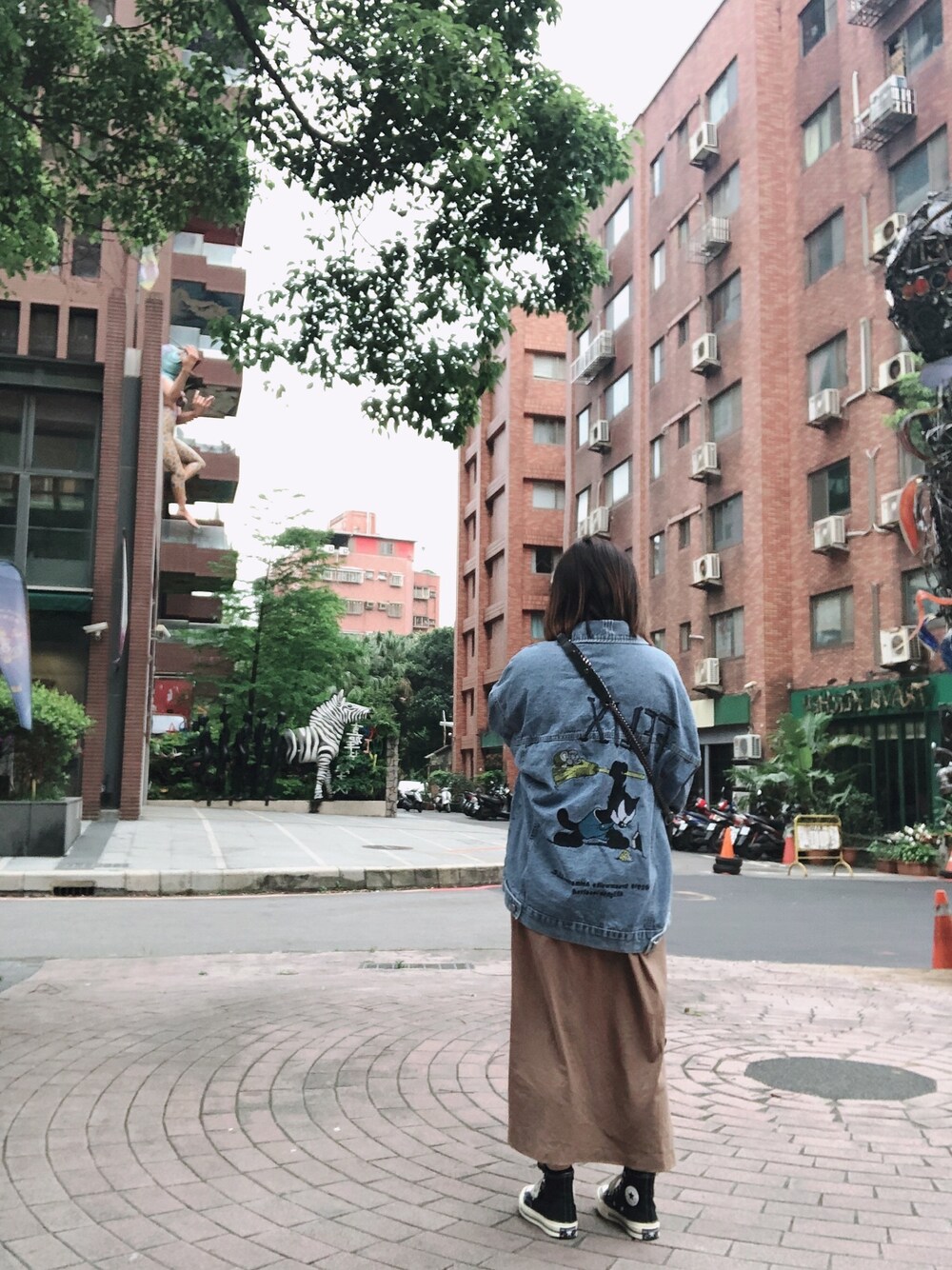 「ootdtw、ootd、夏、街頭穿搭、球鞋、洋裝、converse、oversize、小個子、小隻女」｜「LOWRYS FARMのカラーワンピースＳＳ／Ｍ　808792（ワンピース、ホワイト系）」を使った、lily🇹🇼🇹🇼さん（レディース・151cm）の春コーディネートの1枚目の写真