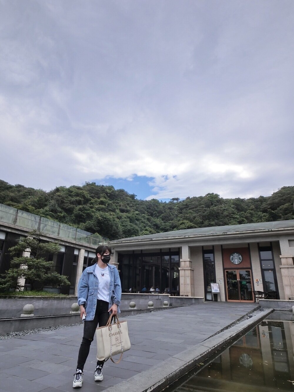 「簡單、2020、小個子、ootd、小白鞋、牛仔褲、牛仔外套、白T、韓系、低身長」｜「a.tstoreのアイテム（デニムジャケット、ブルー系）」を使った、lily🇹🇼🇹🇼さん（レディース・151cm）の夏コーディネートの1枚目の写真