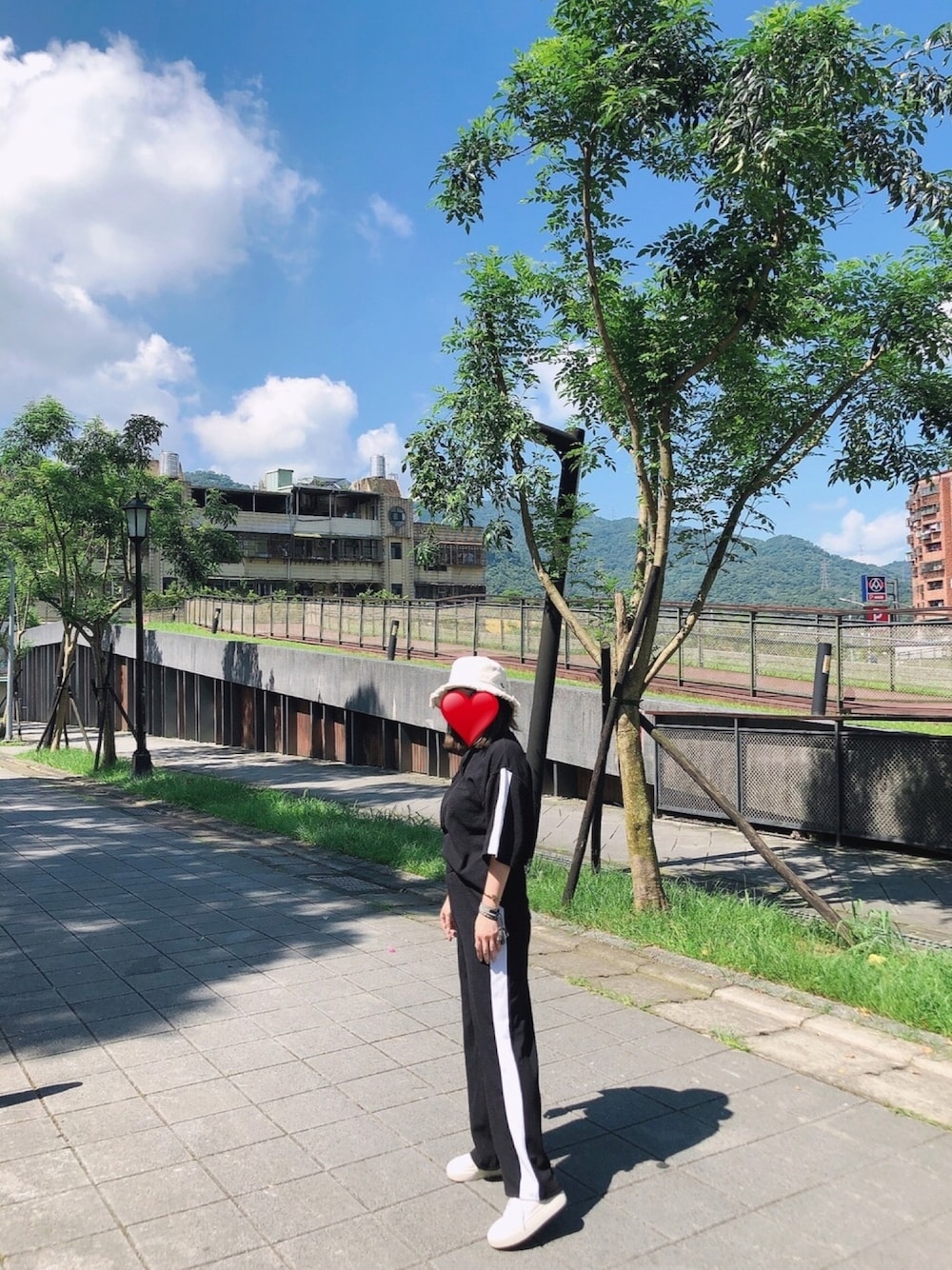 「2020、漁夫帽、ootd、低身長、休閒、韓系、黑白搭配、夏、球鞋、厚底」｜「H:CONNECTのアイテム（帽子、ホワイト系）」を使った、lily🇹🇼🇹🇼さん（レディース・151cm）の夏コーディネートの1枚目の写真