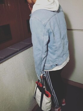 「オフホワイト」｜「アイテム（デニムジャケット）」を使った、あいとさん（メンズ・180cm）の秋コーディネート