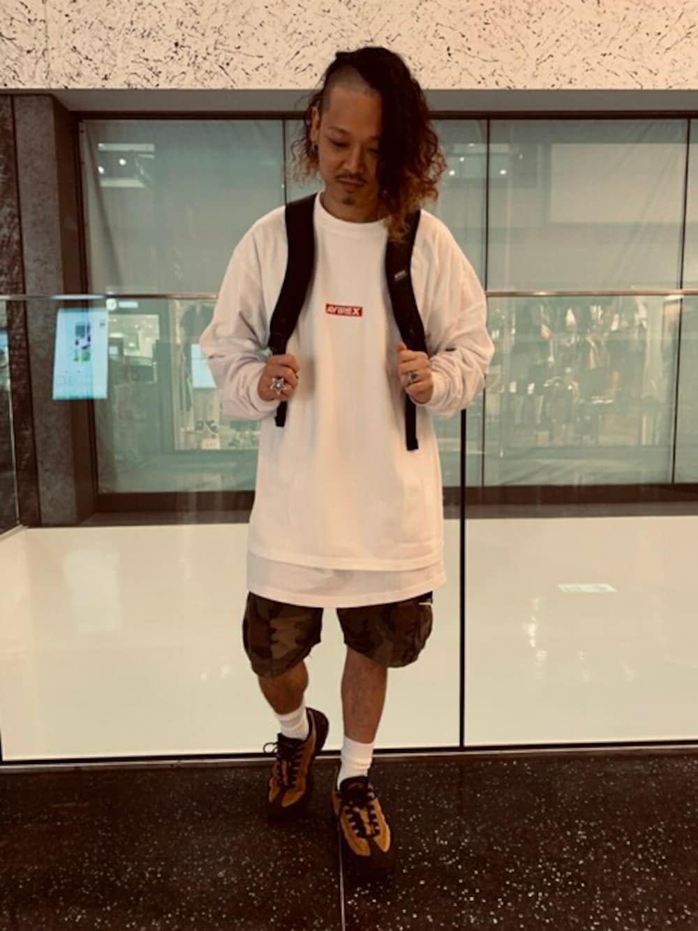 「スニーカー、ロゴT、Tシャツ、AVIREX、ootd、バンダナ柄、夏コーデ、白Tシャツ、今日のコーデ、ファッションの力を信じよう」｜「AVIREXの【直営店限定】バンダナプリント ボックスロゴティーシャツ/ BANDANA PRINT BOX LOGO T-SHIRT（Tシャツ/カットソー、レッド系）」を使った、KARASAWAさん（メンズ・173cm）の夏コーディネートの1枚目の写真