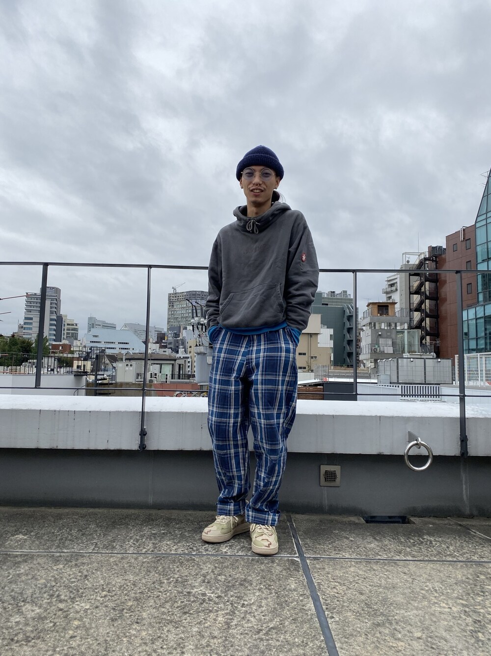 「年末WEAR感謝祭、GDC、HARE、c.e、e.sen、おしゃれさんと繋がりたい、NIKE、NIKE AIR FORCE、cavempt」｜「C.Eのアイテム（パーカー、グレー系）」を使った、内山   和輝さん（メンズ・165cm）の冬コーディネートの1枚目の写真