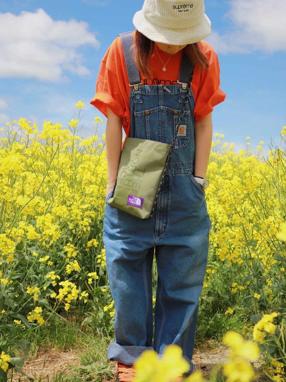 「オーバーオール、supreme、シュプリーム、carhartt、カーハート、低身長、Tシャツ」｜「Supreme のアイテム（Tシャツ/カットソー、オレンジ系）」を使った、msさん（レディース・153cm）の夏コーディネートの1枚目の写真
