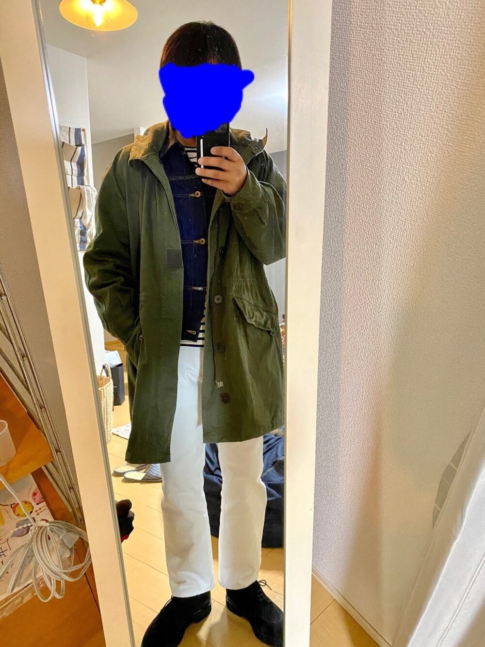 ブルー系のデニムジャケット、グリーン系のミリタリージャケット、ホワイト系のデニムパンツを着用したメンズの冬コーディネートの1枚目の写真