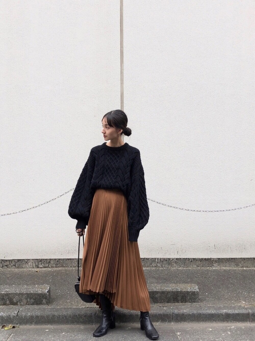 「CLANEのCABLE PUFF KNIT TOPS（ニット/セーター、ブラック系）」を使った、梅本 絵理さん（レディース・158cm）の秋コーディネートの1枚目の写真