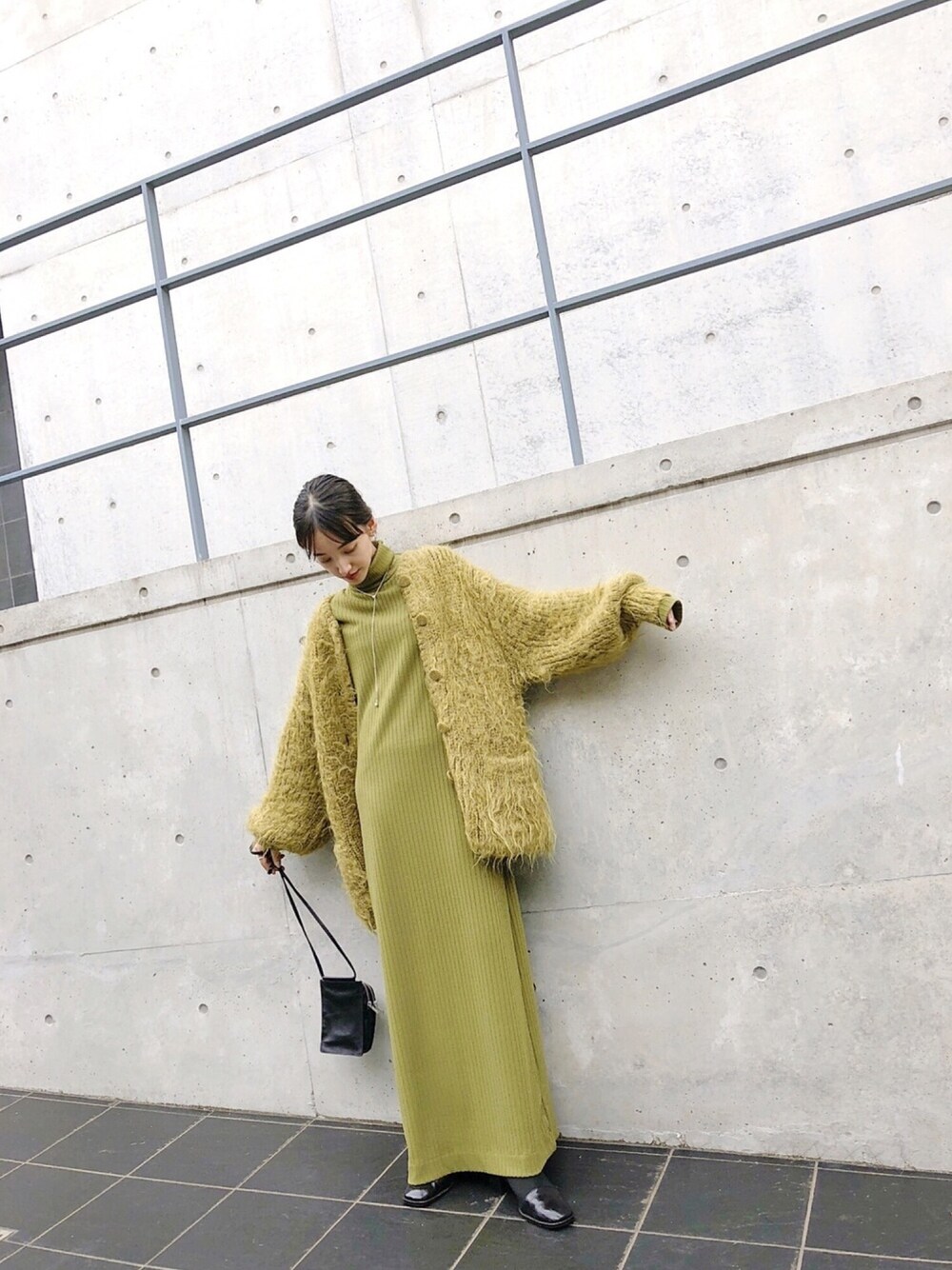 「CLANEのTURTLE MAXI ONE PIECE（ワンピース、イエロー系）」を使った、梅本 絵理さん（レディース・158cm）の秋コーディネートの1枚目の写真