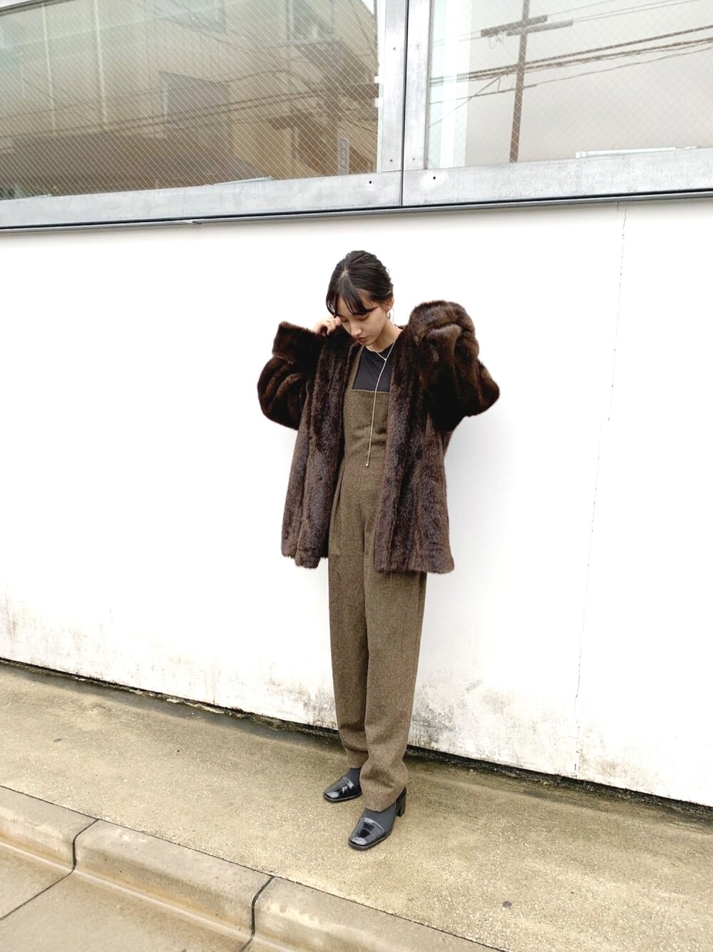 「CLANEのHOOD FUR COAT（その他アウター、ブラウン系）」を使った、梅本 絵理さん（レディース・158cm）の秋コーディネートの1枚目の写真