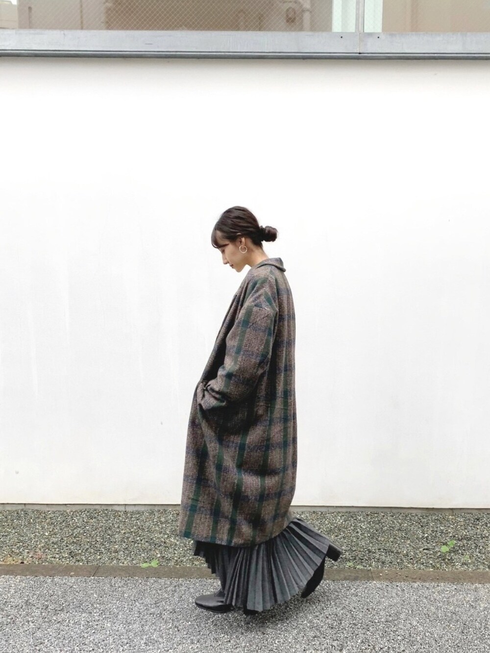 「CLANEのOVER CHESTER CHECK COAT（チェスターコート、グリーン系）」を使った、梅本 絵理さん（レディース・158cm）の秋コーディネートの1枚目の写真