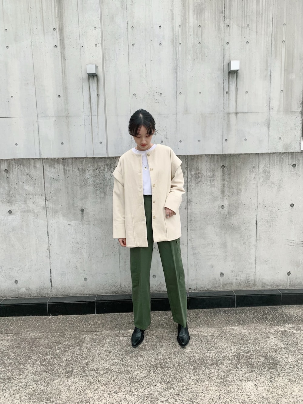 「CLANEのCORDUROY BOX JACKET（ノーカラージャケット、ホワイト系）」を使った、梅本 絵理さん（レディース・158cm）の冬コーディネートの1枚目の写真