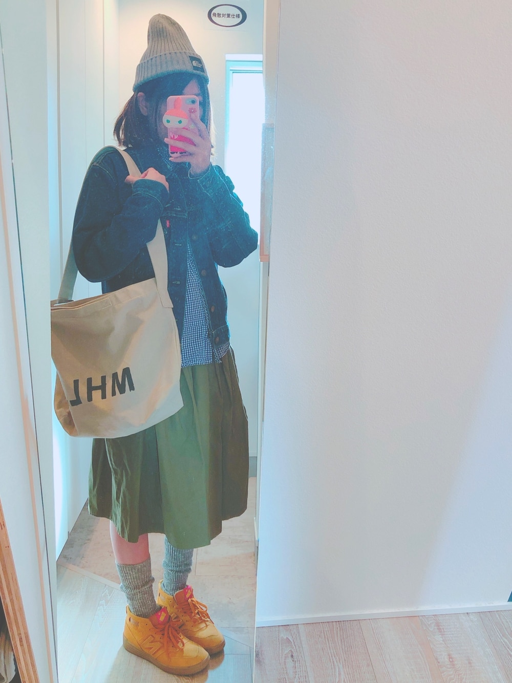「ジージャン、スカート×靴下、スニーカー、ニューバランス、秋コーデ、カジュアル、MHL.、ニット帽、今日のコーデ、オトナカジュアル」｜「MHL.のHEAVY LINEN CANVAS（トートバッグ、ベージュ系）」を使った、pokoさん（レディース・161cm）の秋コーディネートの1枚目の写真