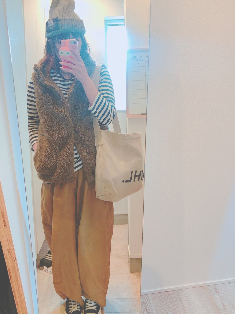 「大人カジュアル、サーカスパンツ、パンツスタイル、カジュアルコーデ、ジムフレックス、MHL.、マイヨ、スニーカー」｜「MHL.のHEAVY LINEN CANVAS（トートバッグ、ベージュ系）」を使った、pokoさん（レディース・161cm）の冬コーディネートの1枚目の写真