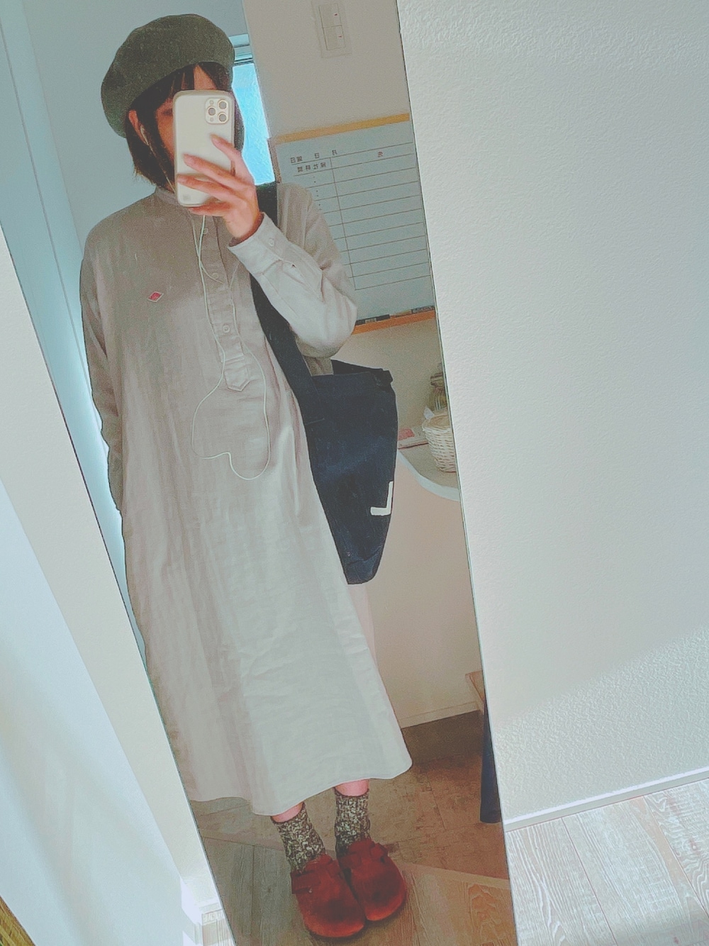 「ダントン、シャツワンピ、ゆるコーデ、ベレー帽、シンプルコーデ、春コーデ、ビルケンシュトック、ロンドン、MHL.、今日のコーデ」｜「MHL.の・HEAVY CANVAS（ショルダーバッグ、ブルー系）」を使った、pokoさん（レディース・161cm）の春コーディネートの1枚目の写真