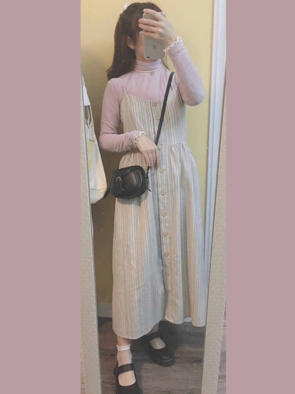 「复古」｜「C&Aのアイテム（ジャンパースカート、シルバー系）」を使った、江川织奈さん（レディース・160cm）の春コーディネートの1枚目の写真