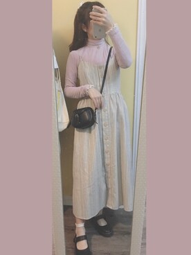 「アイテム（ジャンパースカート、シルバー系）」を使った、江川织奈さん（レディース・160cm）の春コーディネート