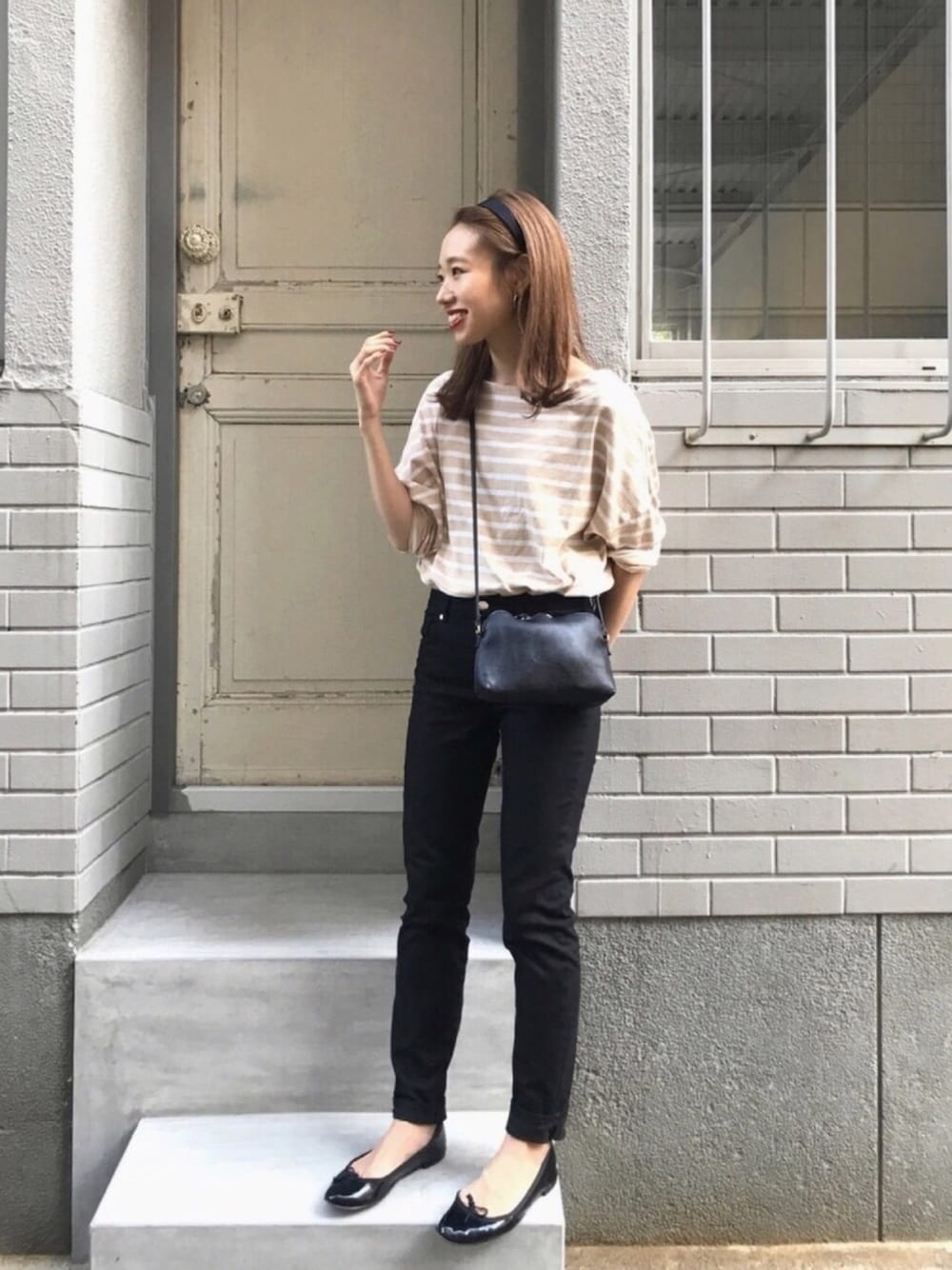 ベージュ系のTシャツ/カットソー、ブラック系のパンツ、ブラック系のショルダーバッグを着用したレディースの夏コーディネートの1枚目の写真