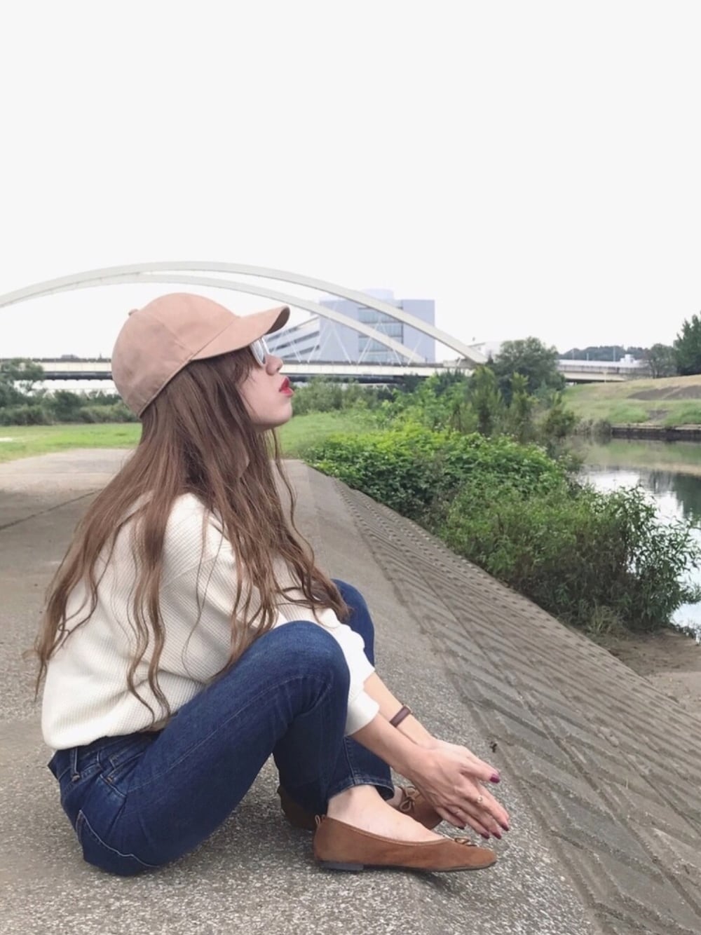 「UNIQLO、ユニクロ、トレーナー、サーマル、キャップ、秋コーデ、秋服、デニム、バレエシューズ、プチプラ」｜「H&Mのアイテム（キャップ、ベージュ系）」を使った、りっぴーさん（レディース・154cm）の秋コーディネートの1枚目の写真