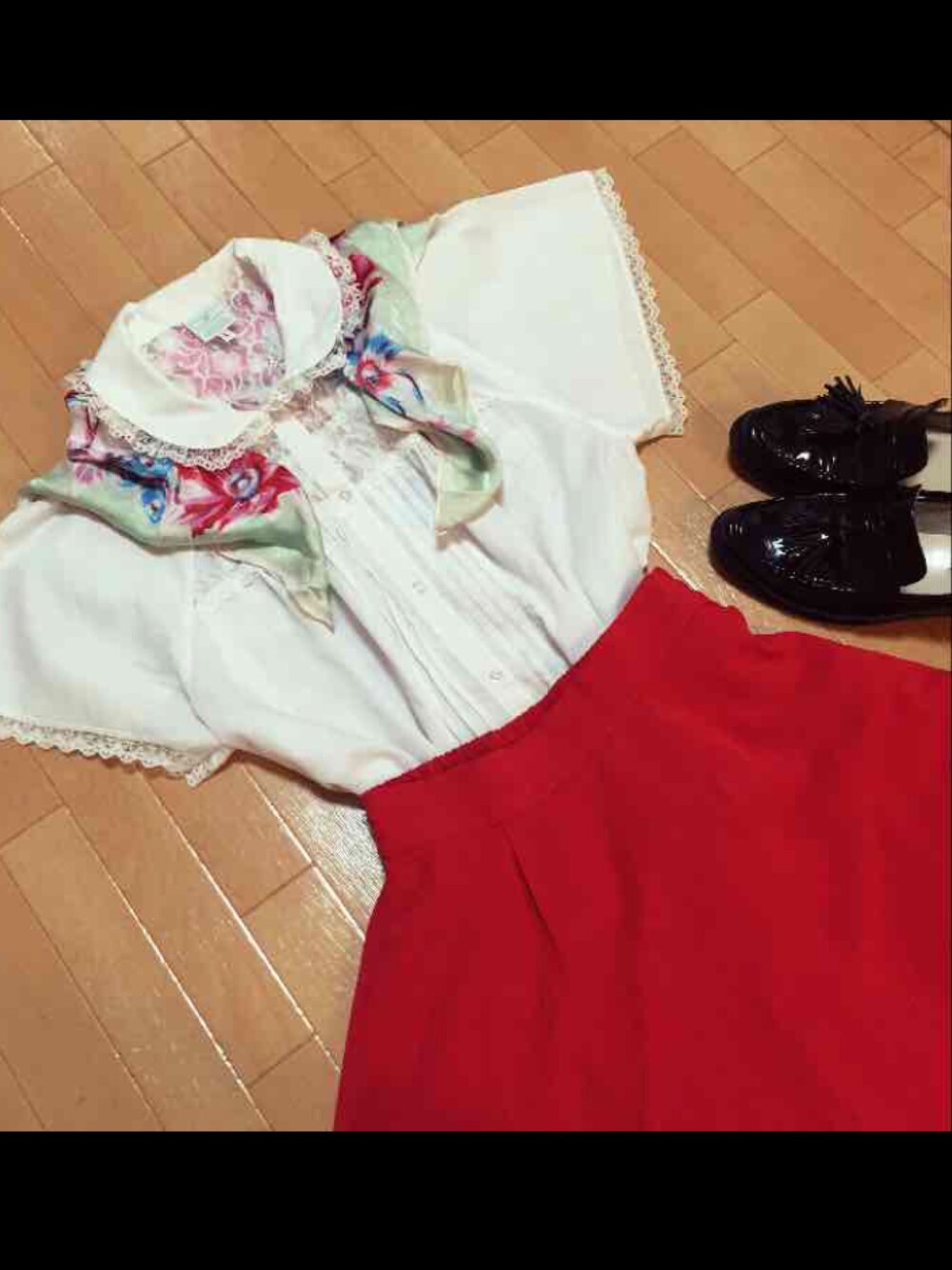 「レーストップス、レースブラウス、古着、花柄スカーフ」｜「no brandのアイテム（シャツ/ブラウス、ホワイト系）」を使った、@kowakaba@さん（レディース・163cm）の冬コーディネートの1枚目の写真